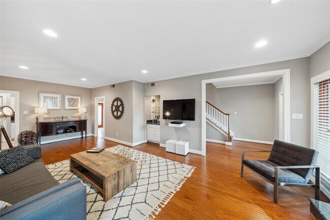 Building Photo - 624 Augusta Dr