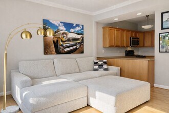 Building Photo - 666 E 5th St