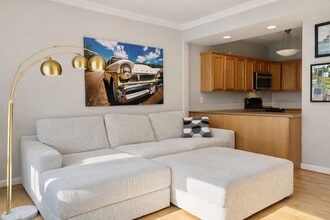 Building Photo - 666 E 5th St