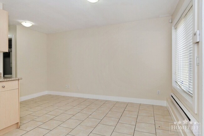 Photo du bâtiment - Bright & Spacious 2 Bedroom Basement Suite in Panorama Ridge