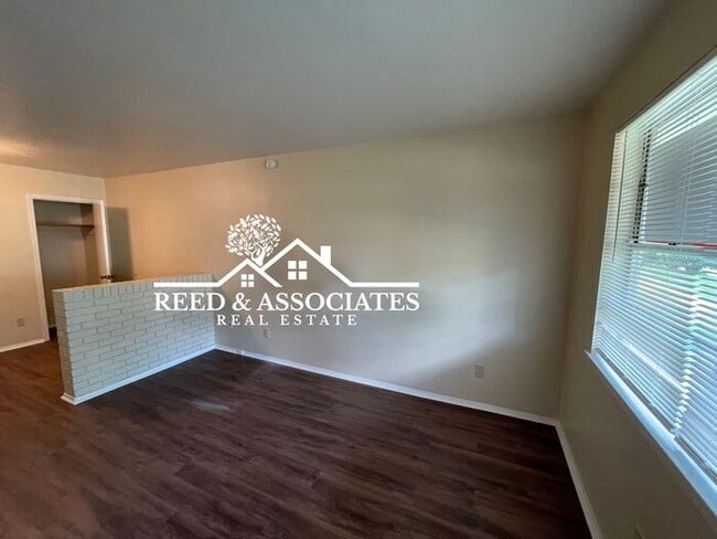 Building Photo - Updated Duplex!