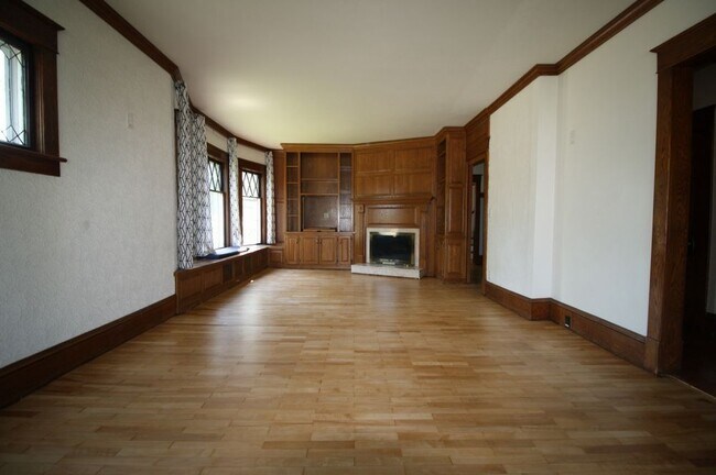 Building Photo - Large 5 Bedroom Home