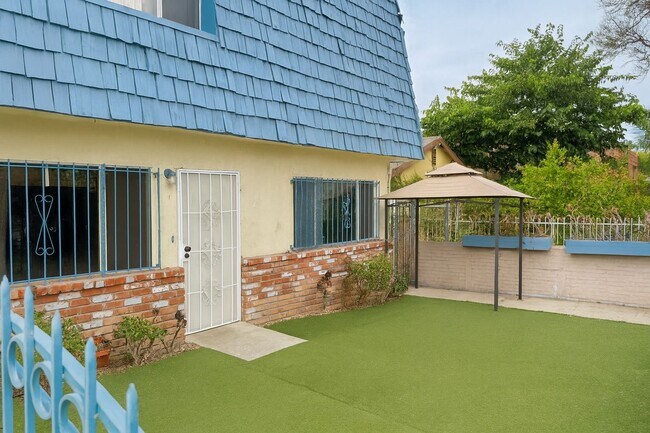 Building Photo - 548 Hyde Park Pl