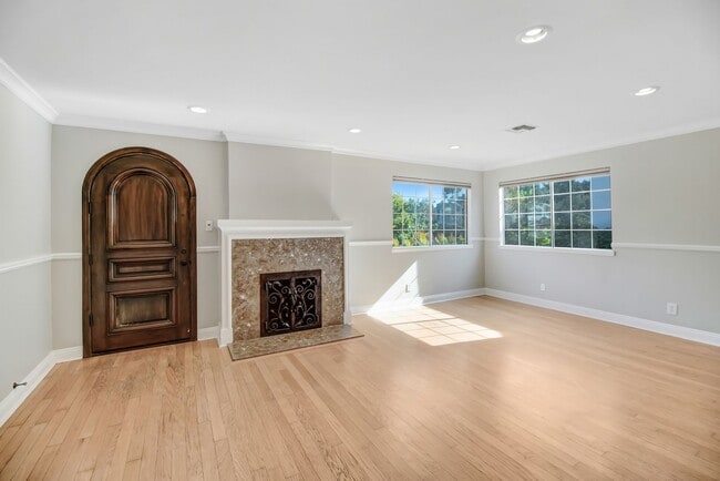 Building Photo - Beautiful Pet Friendly Home in Pasadena