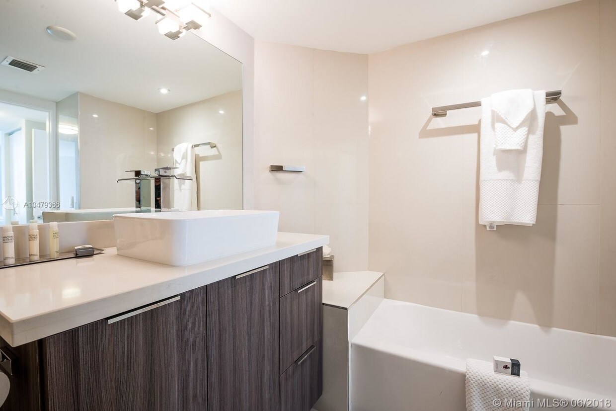 Foto principal - 1717 N Bayshore Dr