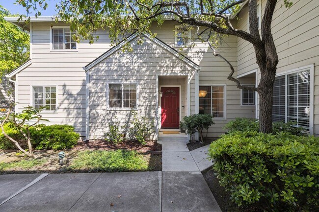 Foto del edificio - Delightful 3/3bth End-Unit Townhouse in Ce...