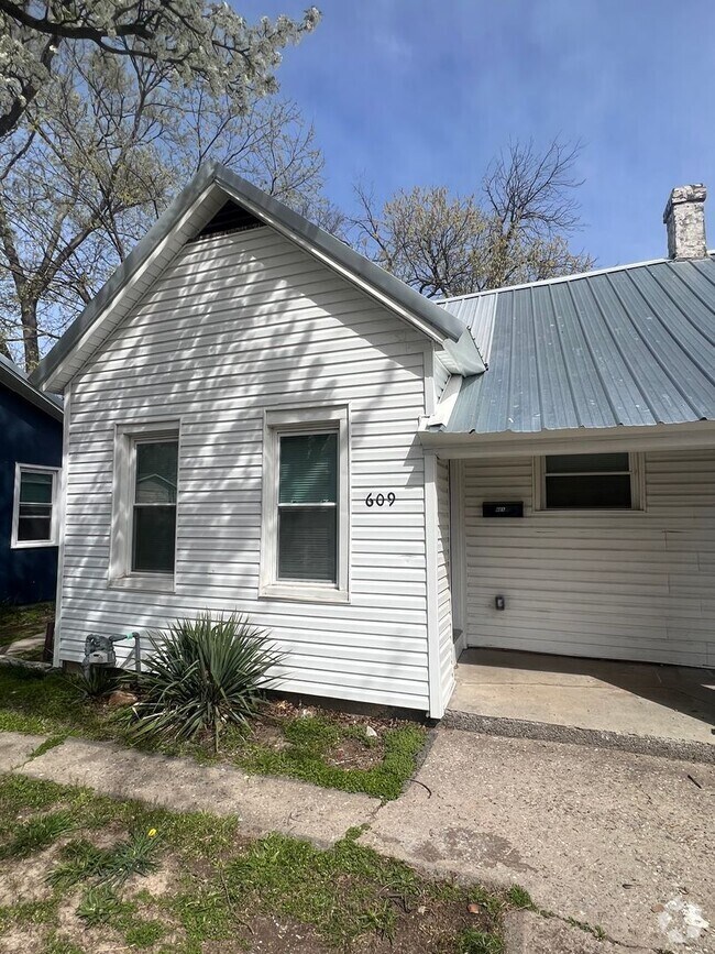 Building Photo - 832 S Moffet Ave