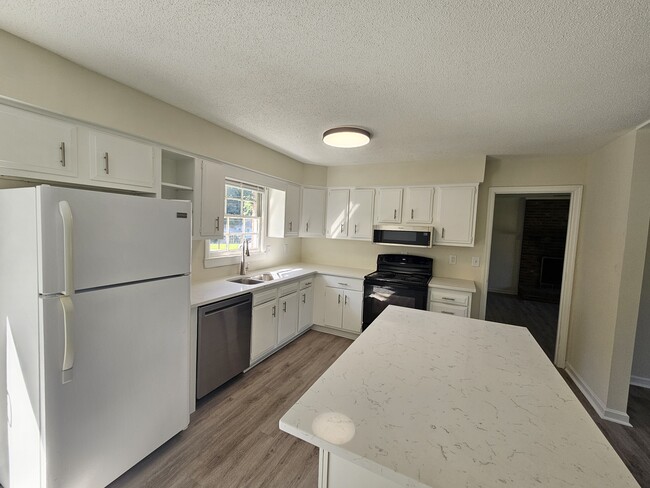Building Photo - 404 Millhouse Rd
