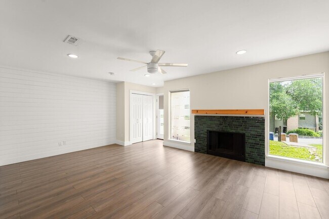 Foto del edificio - 6410 Chimney Creek Cir
