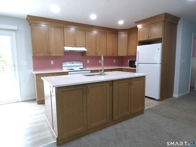 Building Photo - 9 Evas Dr