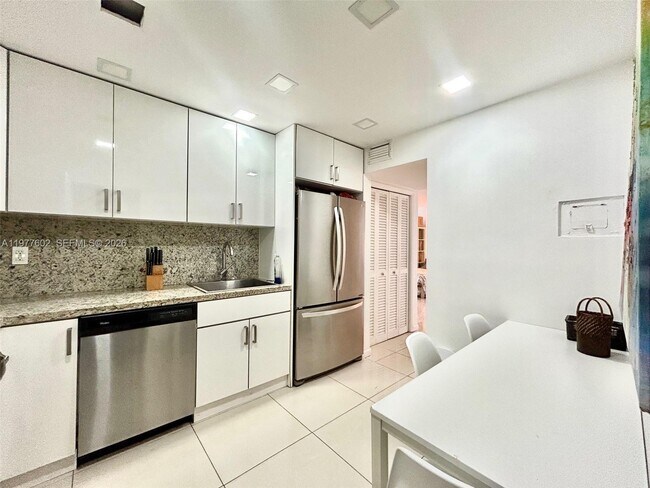 Foto del edificio - 9500 W Bay Harbor Dr