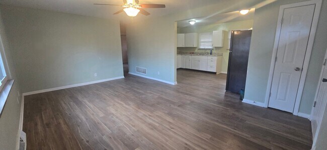 Foto del edificio - 7161 E Pleasant Run Pkwy S Dr