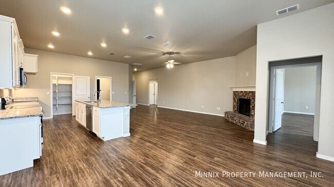 Building Photo - 2006 Kenwood Ave