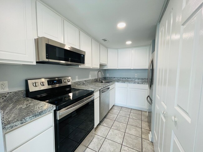 Building Photo - CHARMING CONDO IN STAFFORD!