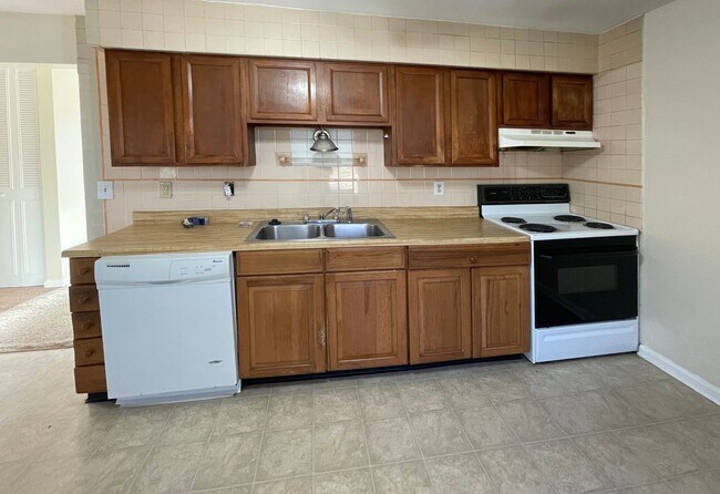 Foto del edificio - COMING SOON! Nice 3 BR House for Rent! W/D Hookups, Off-Street Parking, Pets Ok!