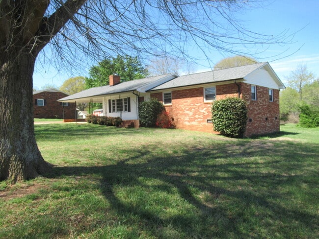 Building Photo - Charming 3-Bedroom Brick Home for Rent on the West Side of Lincolnton!