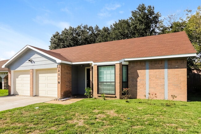 Building Photo - 2118 Maple Cir