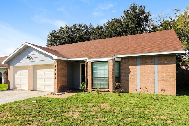 Foto del edificio - 2118 Maple Cir