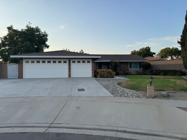 Photo - 15840 Rainbow Dr (Fontana, CA) House