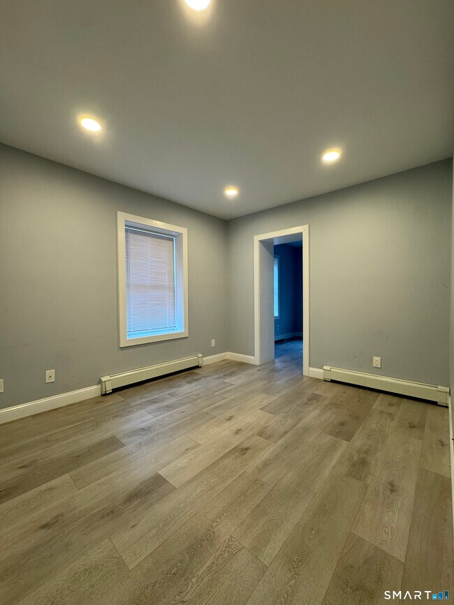 Foto del edificio - 40 Clarks Hill Ave