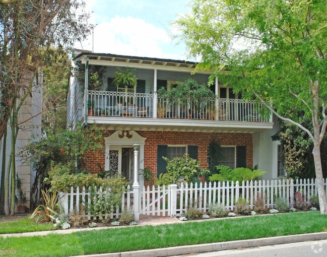 Building Photo - 125 S Crescent Dr