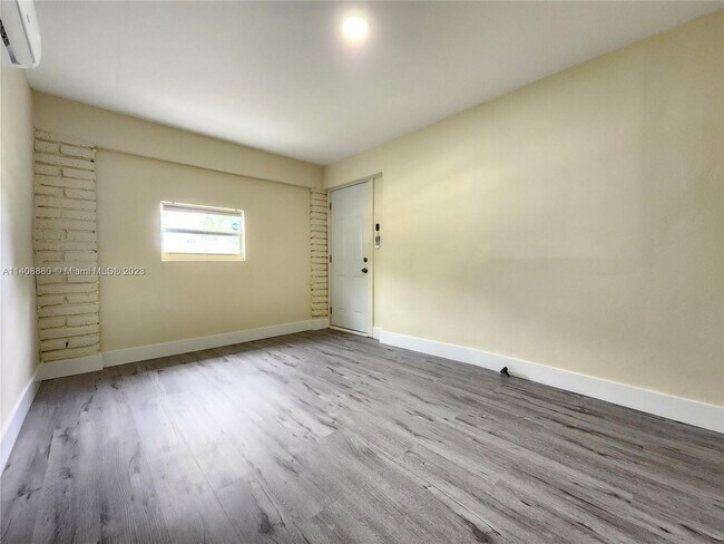 Foto del edificio - 1330 NE 133rd St