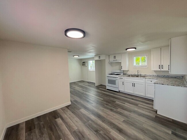 Foto del edificio - Completed remodeled stand alone 2 Bedroom ...