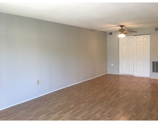 Building Photo - 6 Shadowbrook Ln