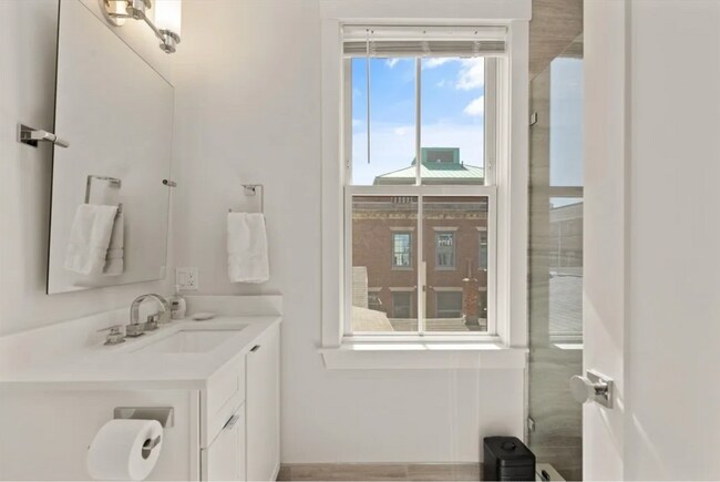 Foto del edificio - 447 W 4th St