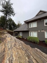 Building Photo - 13 Tree Tops Ln