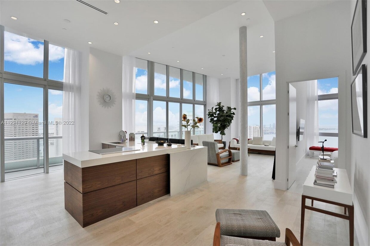 Primary Photo - 495 Brickell Ave