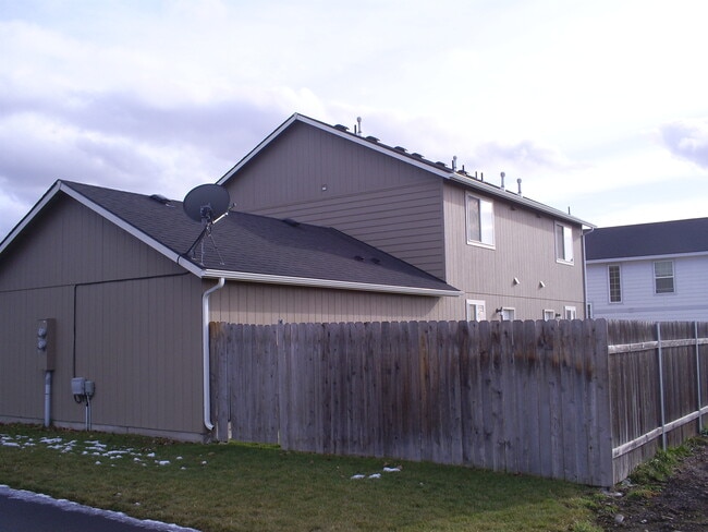 Building Photo - 1914 Sunset Dr