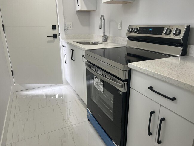 Photo du bâtiment - 166XX-1618A 18A Ave