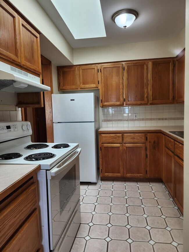 Building Photo - 1119 N Forest St #303