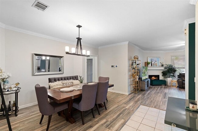 Foto del edificio - 4129 Travis Country Cir
