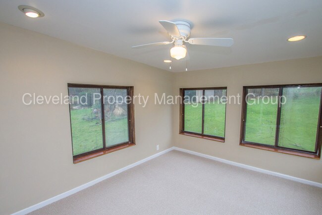 Building Photo - 1564 Maplegrove Rd