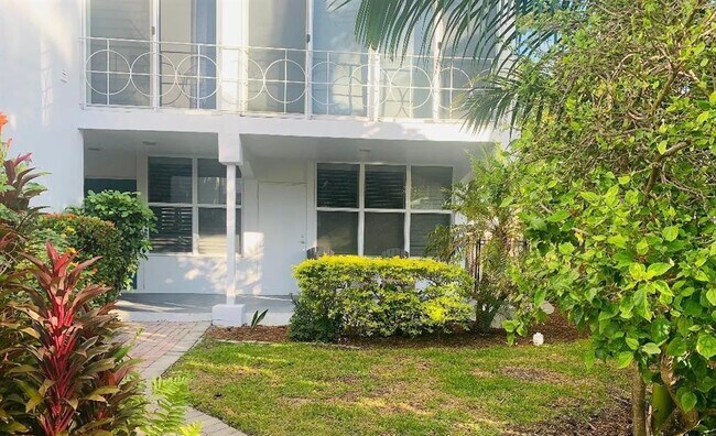 Building Photo - 2727 Yacht Club Blvd