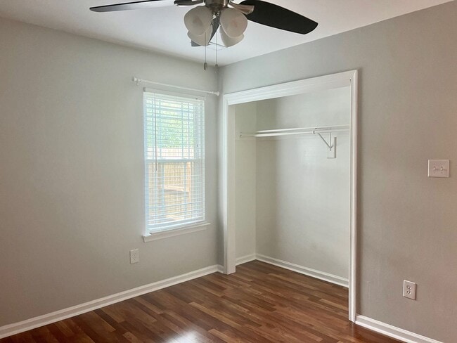 Building Photo - 943 Chigwell Rd