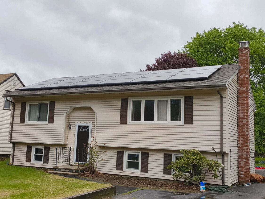 Primary Photo - 3bed, 2 bath house with solar panels! No E...