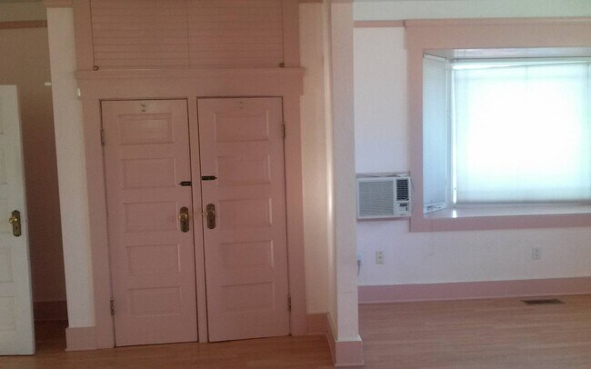 Building Photo - 517 S College Ave