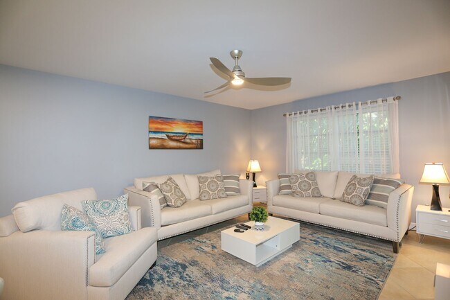 Building Photo - ***NAPLES BATH AND TENNIS***2BEDS/2BATH***...