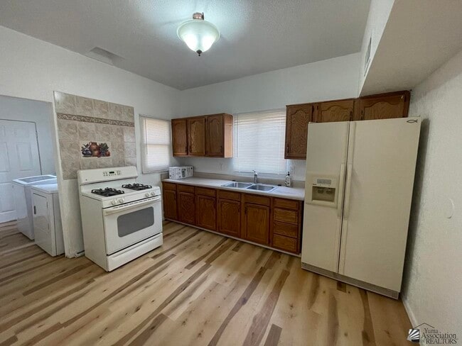 Building Photo - 242 S 15th Ave