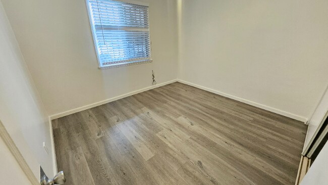 Foto del edificio - 1120 E Fairview Blvd