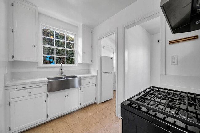 Building Photo - 408 Venice Way
