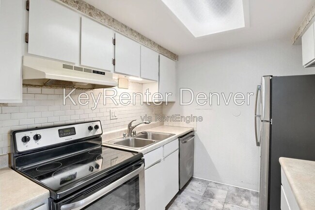 Foto del edificio - 12160 Huron St