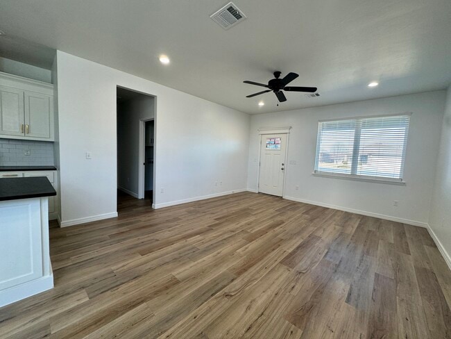 Building Photo - 704 Hornady St