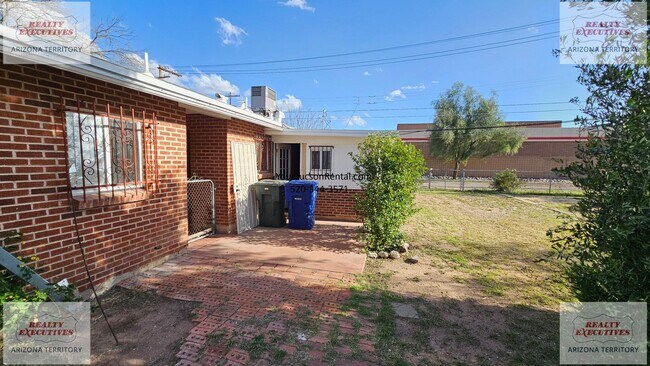 Foto del edificio - Speedway & Rosemont Blvd - 2/1 home with AC and fenced yard