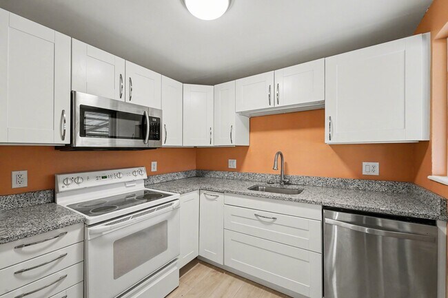 Building Photo - 424 S Locust St