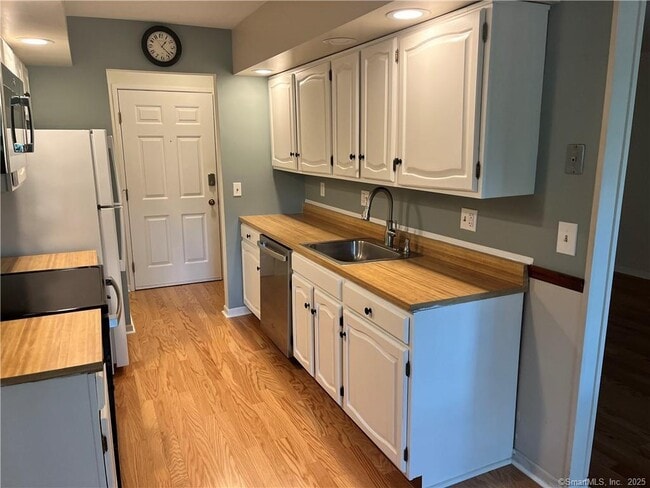 Building Photo - 23 Canterbury Ct