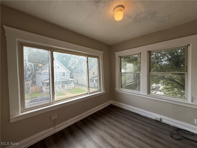 Foto del edificio - 8208 Denison Ave